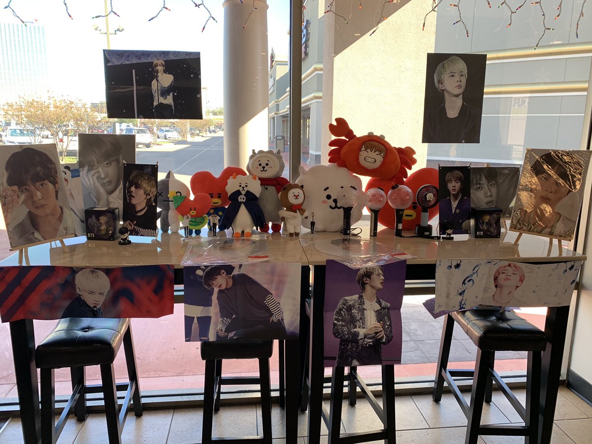 Kuroo_UwU_'s tweet photo. Thank you @HTownKTown1 @aon_0613 @sailorv_1230 @tae_lumiere for putting this together. It was amazing😍 happy Tae Jin day❤️
[We are each other’s reason]
#bts #HAPPYTAEJINDAY #BTSARMY #htkt #htownktown https://t.co/I91Zss2sR0