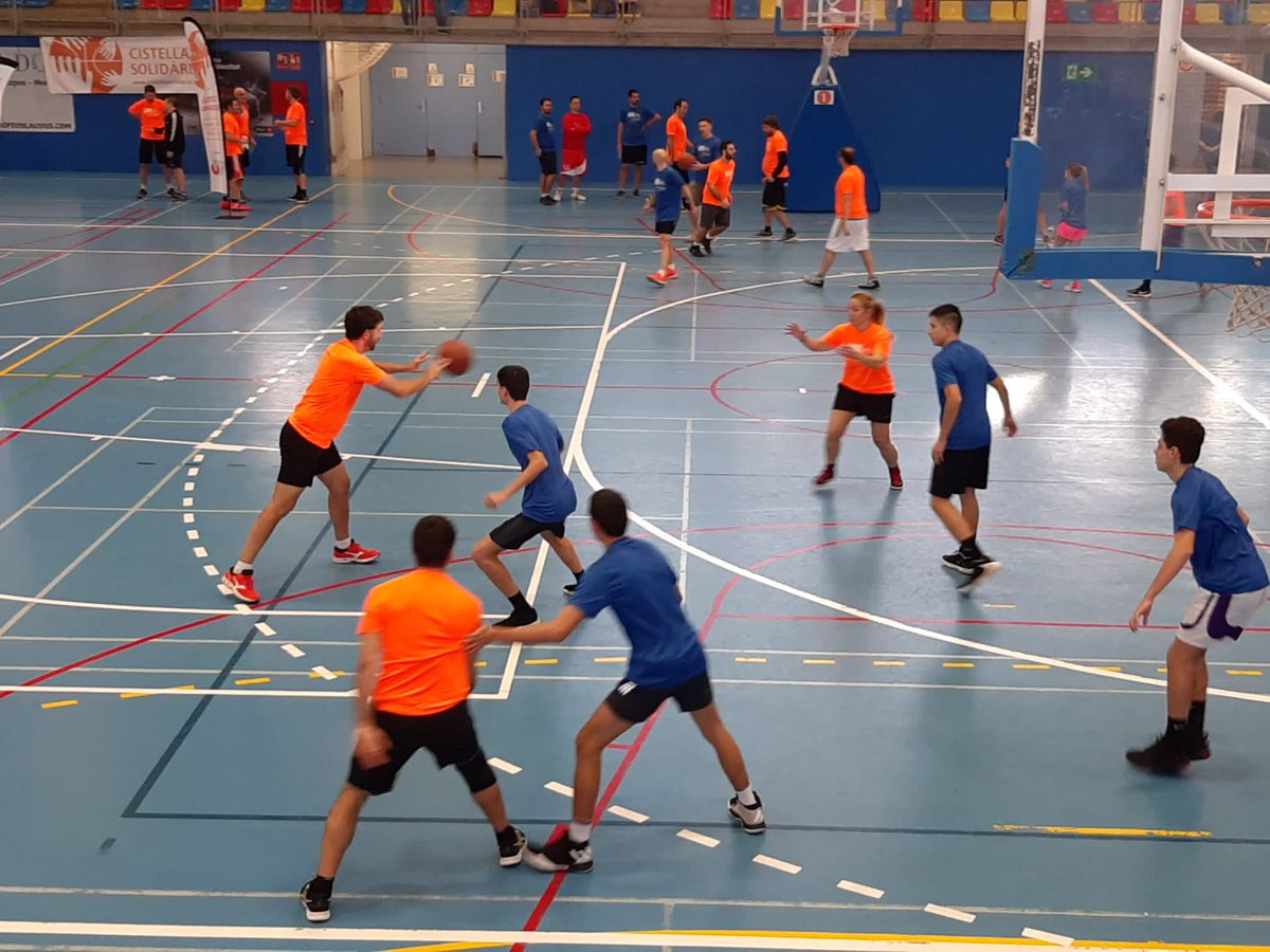 afafarigolaclot's tweet photo. Showtime dels Faribàsquet a la @CistellaS 2019. Ens ho hem passat de conya!!! L'any vinent més i millor https://t.co/niZhCtheLf