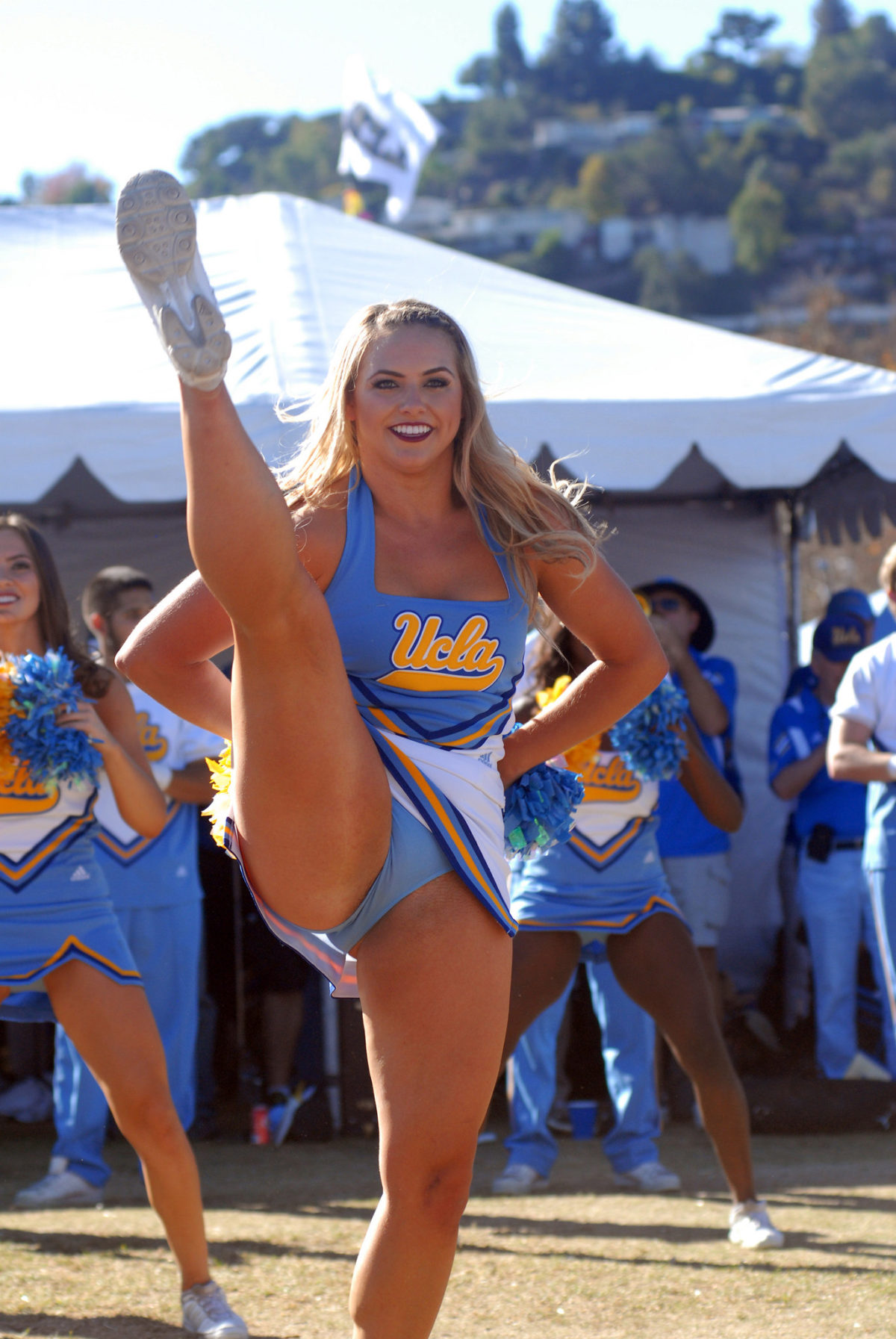Sexy Pics on Twitter: "A high-kicking cheerleader https://t.co/A6y5YWN...
