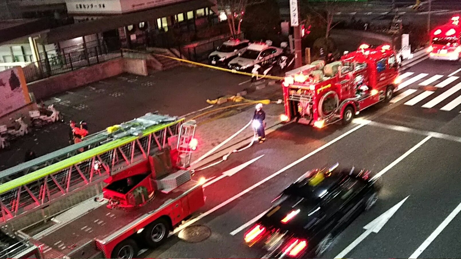 三ノ宮駅の火災で消防車が消火活動している画像