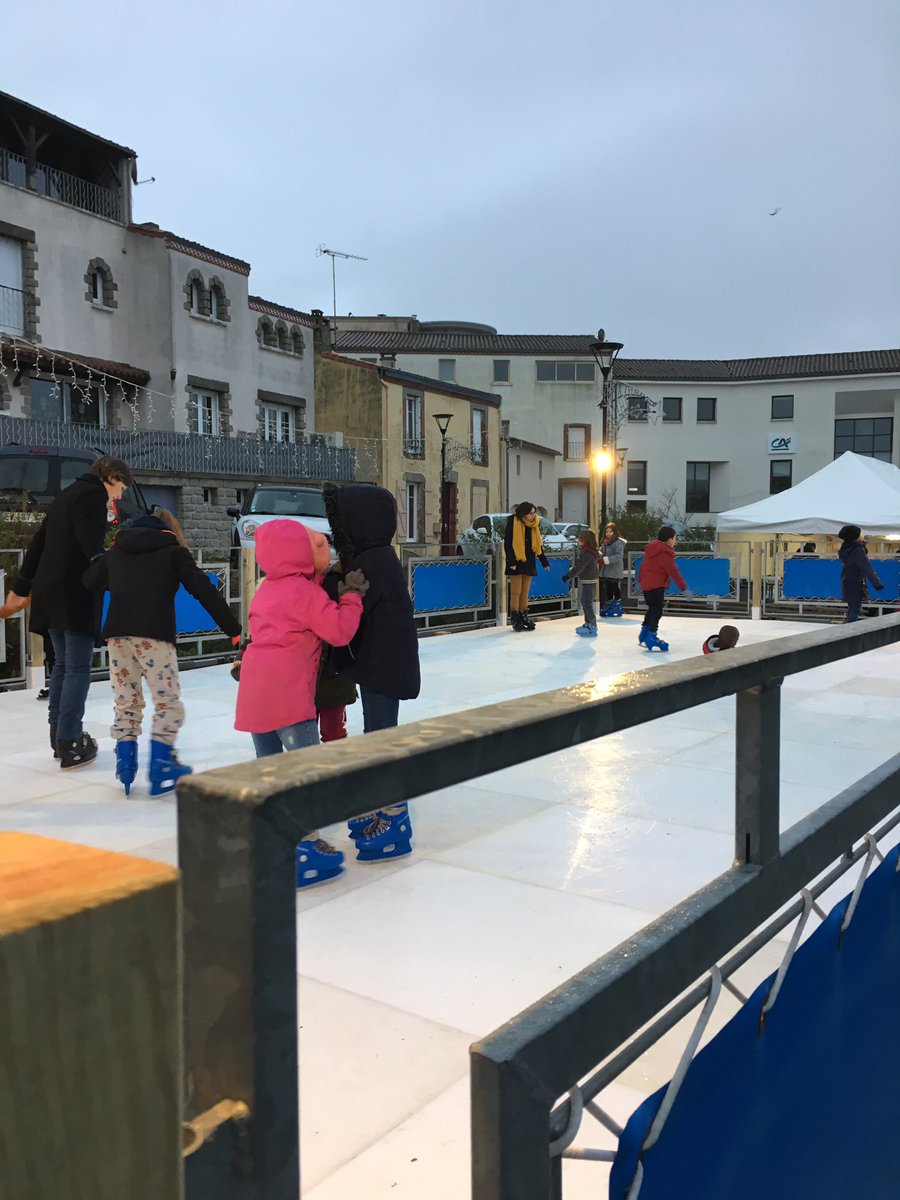 Fin de journée sous la pluie mais encore des fans sur la patinoire.
RV demain et tous les jours de la semaine après l’école !
