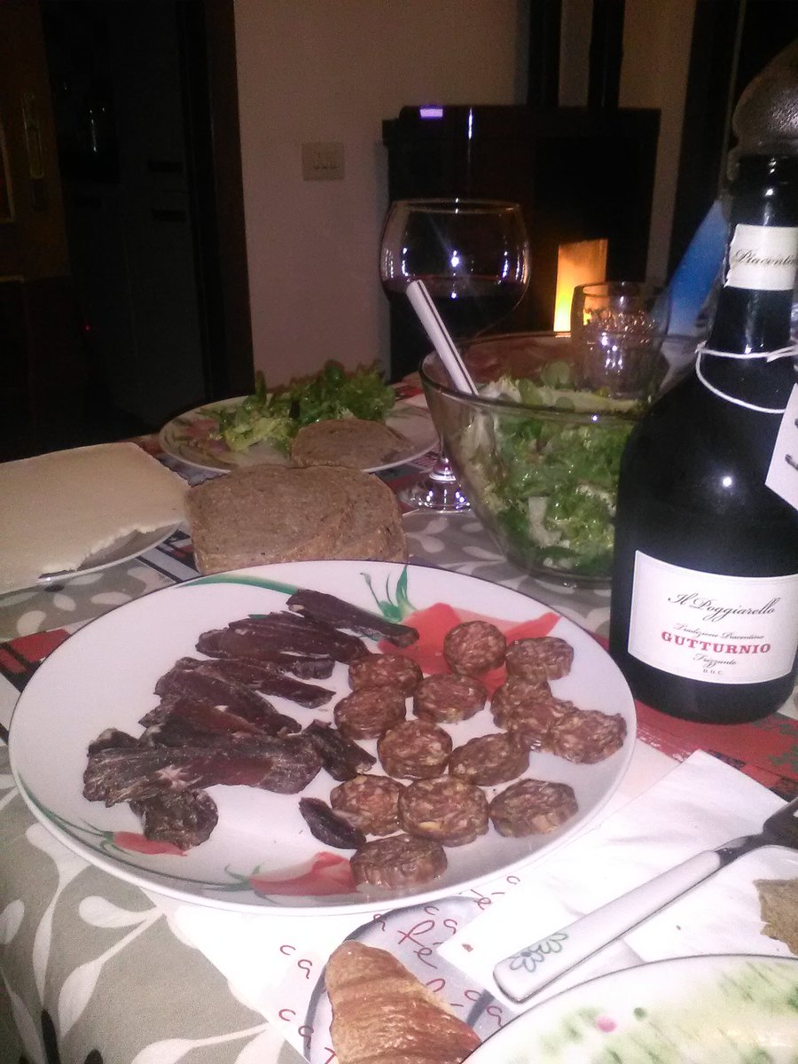 rockett70's tweet photo. #coppapiacentina #gutturnio #carneaffunicata direttamente dagli #USA #formaggiodicapra #slaminopiccante stufa a pieno regime ...#micipotreiabituare #buonsabatosera #inverno #freddo https://t.co/cixH5AKNir