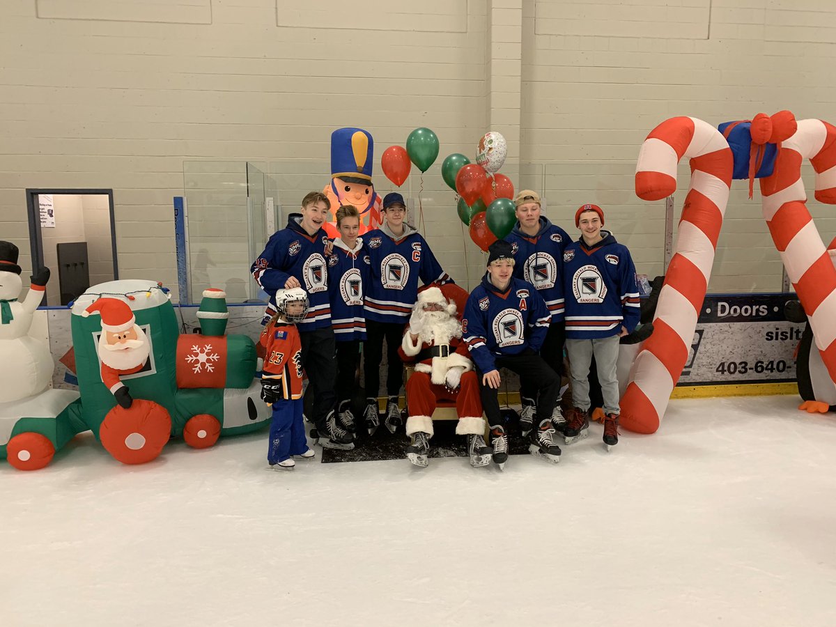 Last ones I promise! Our players volunteering @cardelrecsouth2 #skatewithsanta today!