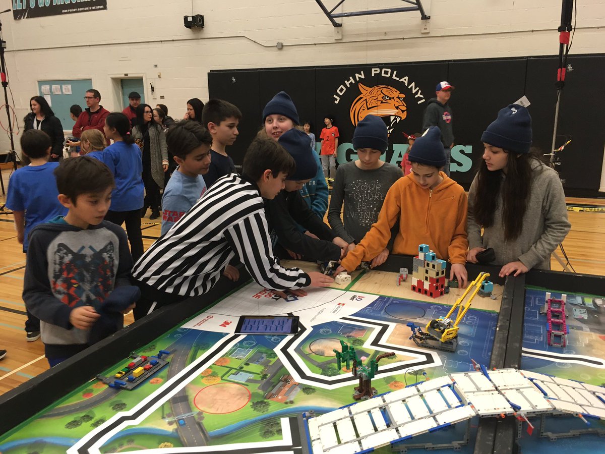 MsH_McMLibrary's tweet photo. Last scored run of the day! The FLL has shown great teamwork and perseverance. #FLL Go Mcmurrich! https://t.co/9nLNbb6Oyd