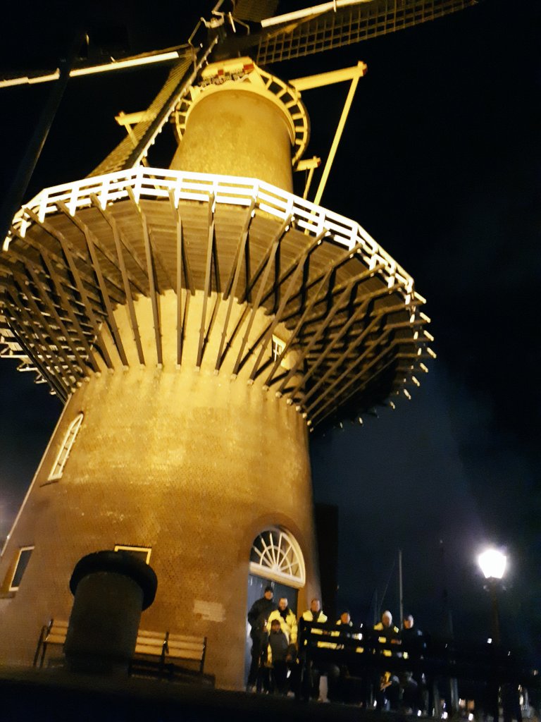 WijkDelfshaven's tweet photo. Samen met collega's van Stadsbeheer en #SMOV  #buurtvaders laatste toezicht ronde gelopen van dit jaar en afgesloten met een foto onder de molen                  "de distilleerketel Delfshaven" . https://t.co/whhKLhDO2C