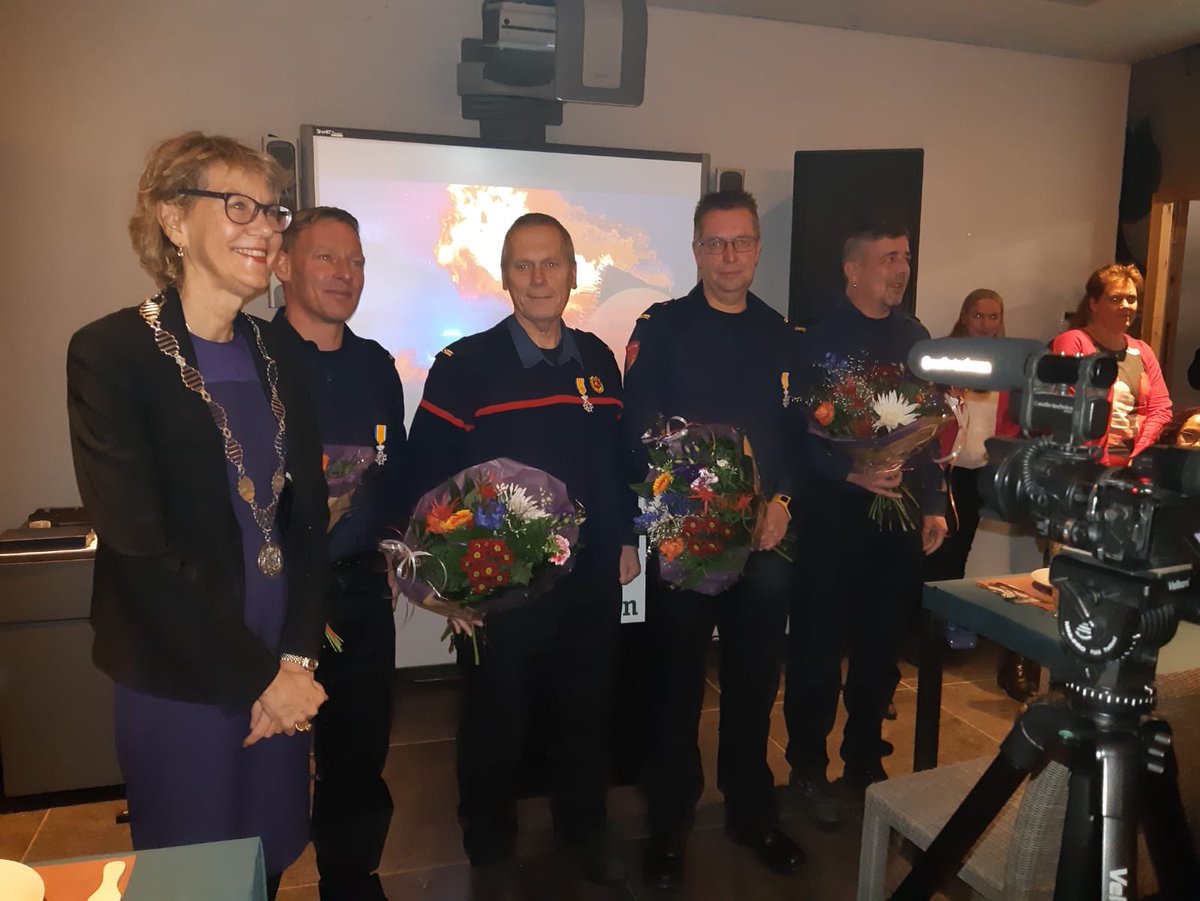 Vanavond aanwezig op korpsavond  <a href="/KazAlbr/">Brw Albrandswaard</a> . Vier koninklijke onderscheidingen mogen uitreiken aan de heren Stortenbeker, Hendriks, Boender en den Hertog. Dank voor uw jarenlange inzet voor <a href="/ALBRANDSWAARDzh/">gem. Albrandswaard</a> !