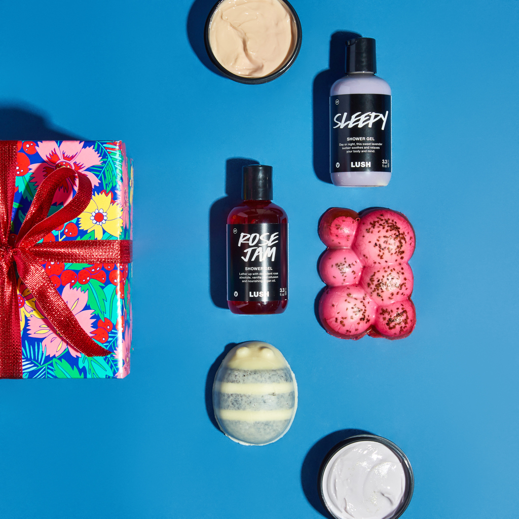 lushcosmetics's tweet photo. Here's the story with this beautiful holiday gift: it's the perfect pick for shower lovers who want to feel soft, smooth and sparkling all winter long. #GiftEthically
https://t.co/GclpUFUigH https://t.co/UheTzmOfom