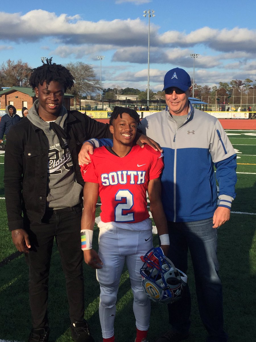 Really enjoyed watching <a href="/GoatButch/">Nanders Lawrence ⭐️⭐️</a> represent us one last time in the <a href="/NorthSouthFB/">Touchstone Energy Bowl</a> game. <a href="/GilmoreMarkco/">markco gilmore</a> on hand. He’s up next playing in the <a href="/metro_bowl/">Columbia Metro Senior Bowl</a>!!