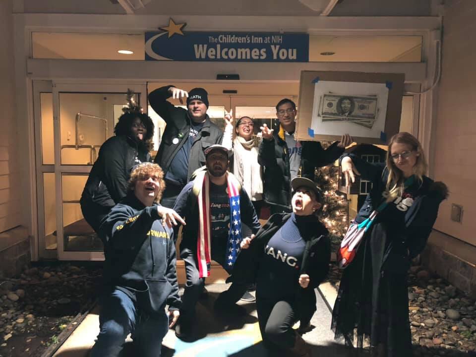 BaltimoreYang's tweet image. This past Friday, Maryland Yang Gang participated in #PledgeForHumanity where we gave 35 gift bags for teenagers at a hospital in Bethesda, MD.