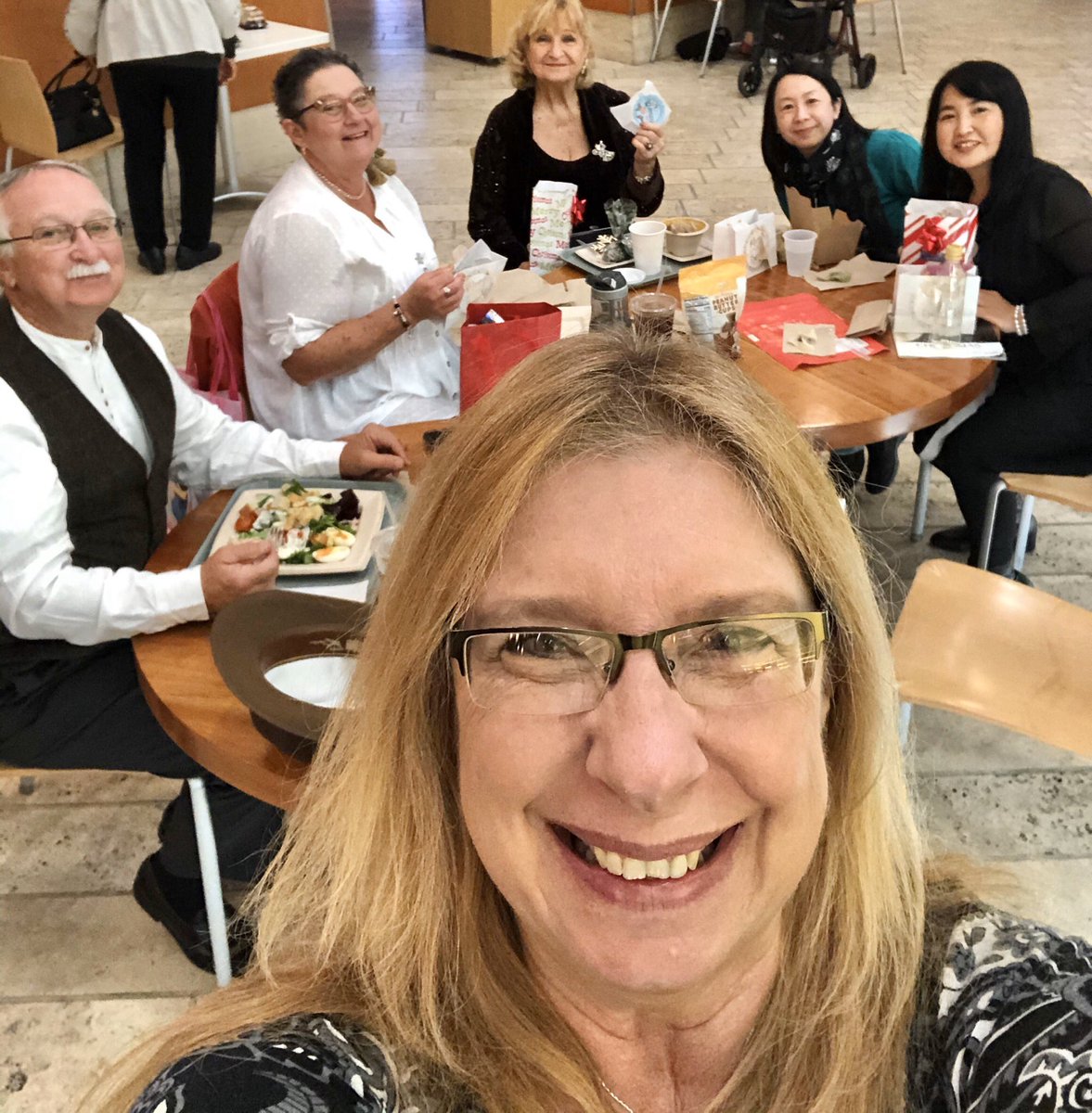 expressitwrite's tweet image. VC Friends in the house to hear @LAMasterChorale under the direction of @EricWhitacre and marti just gave us your hugs from her! Remember to look at orchestra East VC party zone!@hitomi_mog