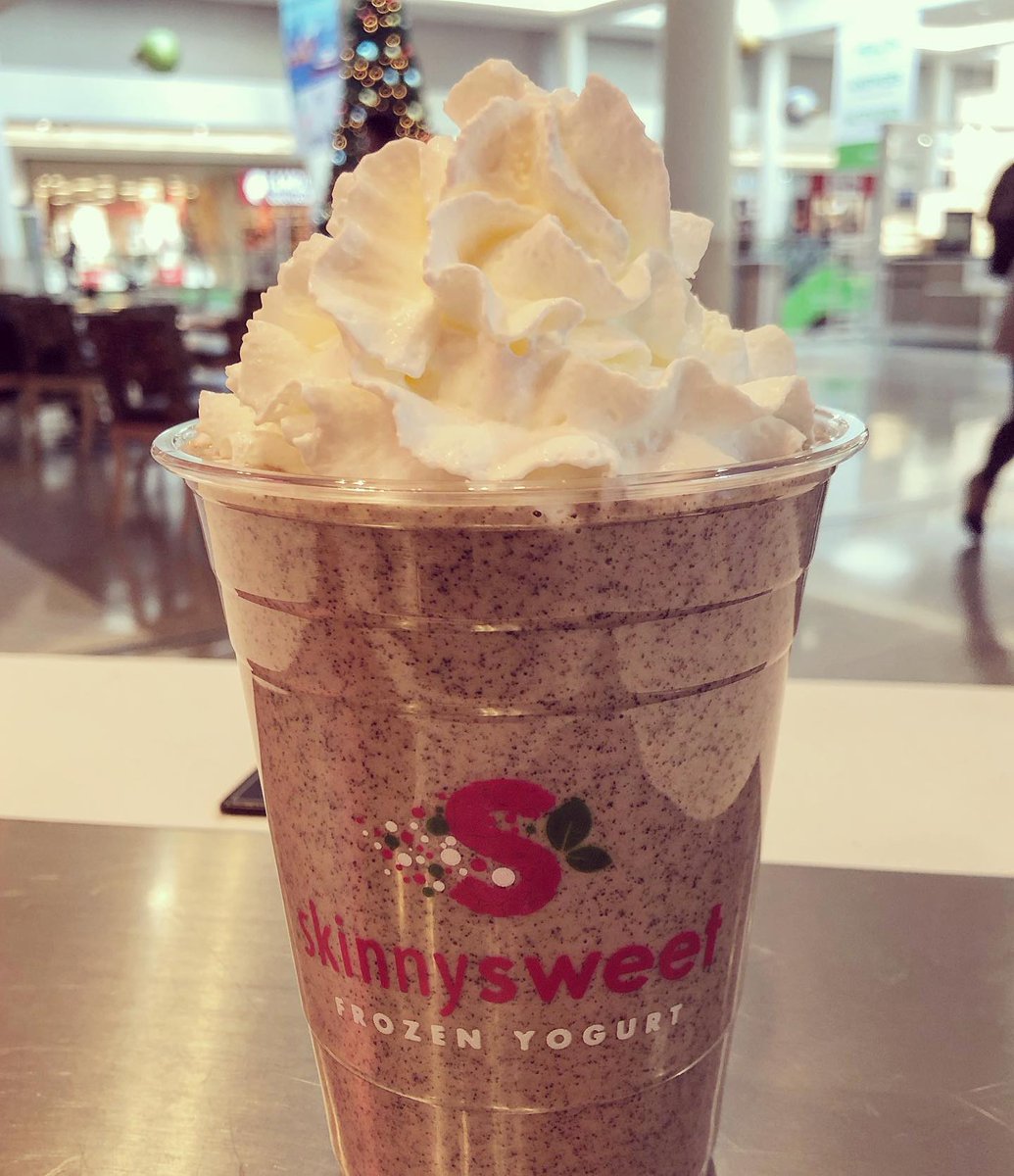 Skinny_sweet's tweet photo. Mint Cookie Shake is available for a limited time! 🤯🤯🤯Grab one today before they’re gone! #froyofriday #frozenyogurt #froyo #froyoworld #froyolove #mint #mintcookies #mintcookiesandcream #shake #milkshake #shamrock #shamrockshake #mintoreo #mintoreomilkshake @YorktownCenter https://t.co/GPHw6KVlQx