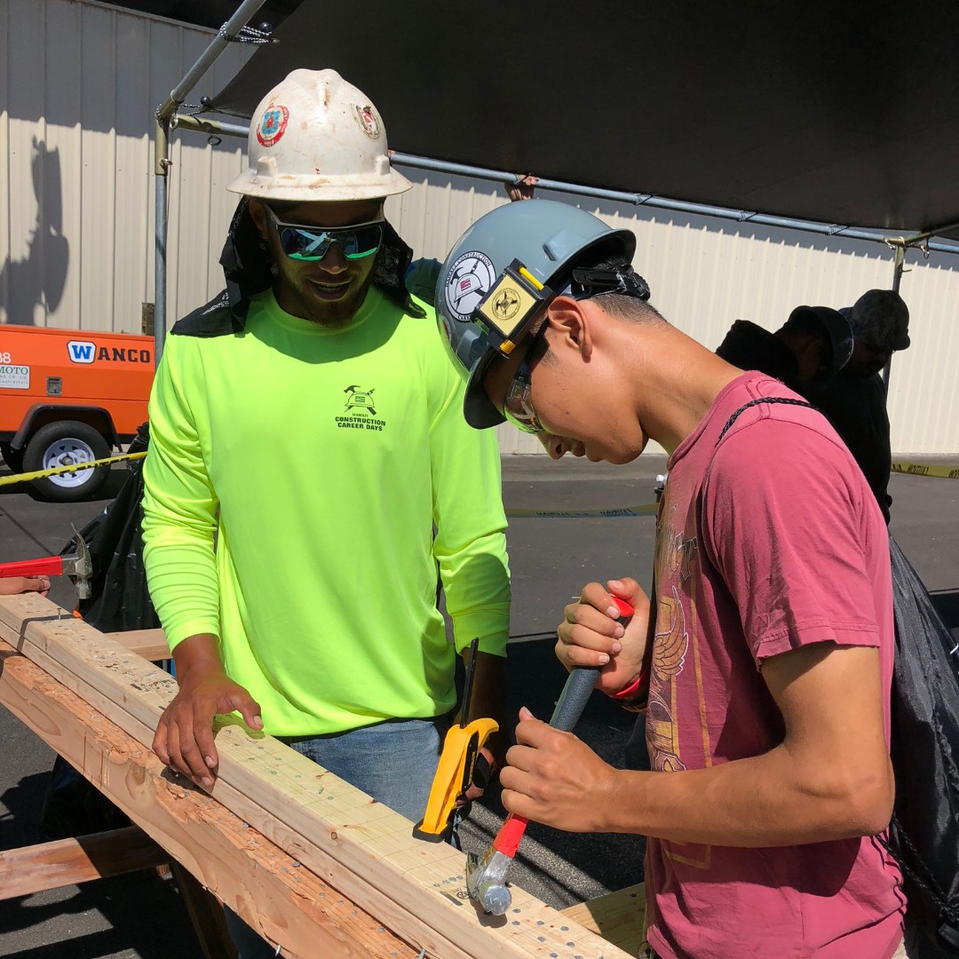 Hands on experience is a great way to learn the tools of the trade! Students get a taste of #carpentry during #constructioncareerdays
. #hcatfhawaii  #ubc #apprentice #apprenticeship #carpenters  #workandlearn #earnandlearn #hawaiicarpenters