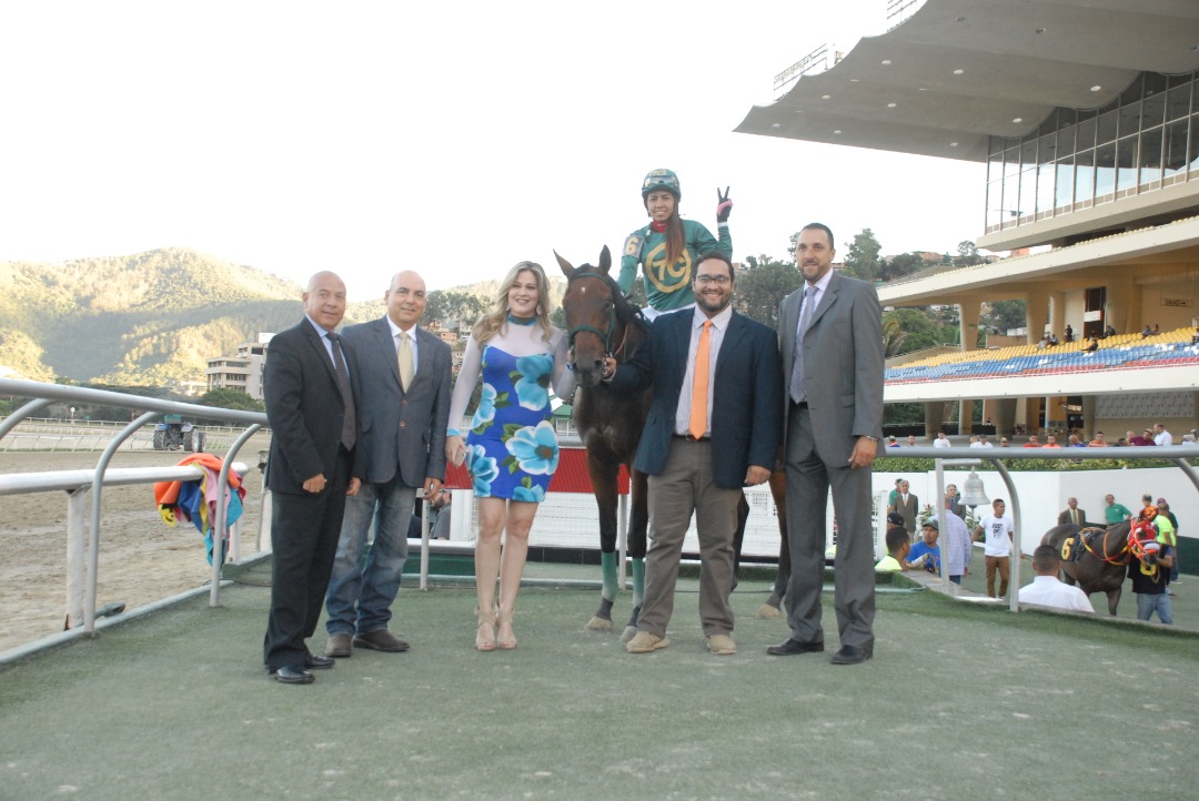Seguimos triunfando gracias a Dios, Grand Situ se impuso hoy de punta a punta y Little Mariana llegó segunda para el 1-2 de Urama, presentó  <a href="/clgiardinella/">Carlos Luis Giardinella</a>  y montó <a href="/CindyPaolaadams/">Cindy Paola Adams</a>