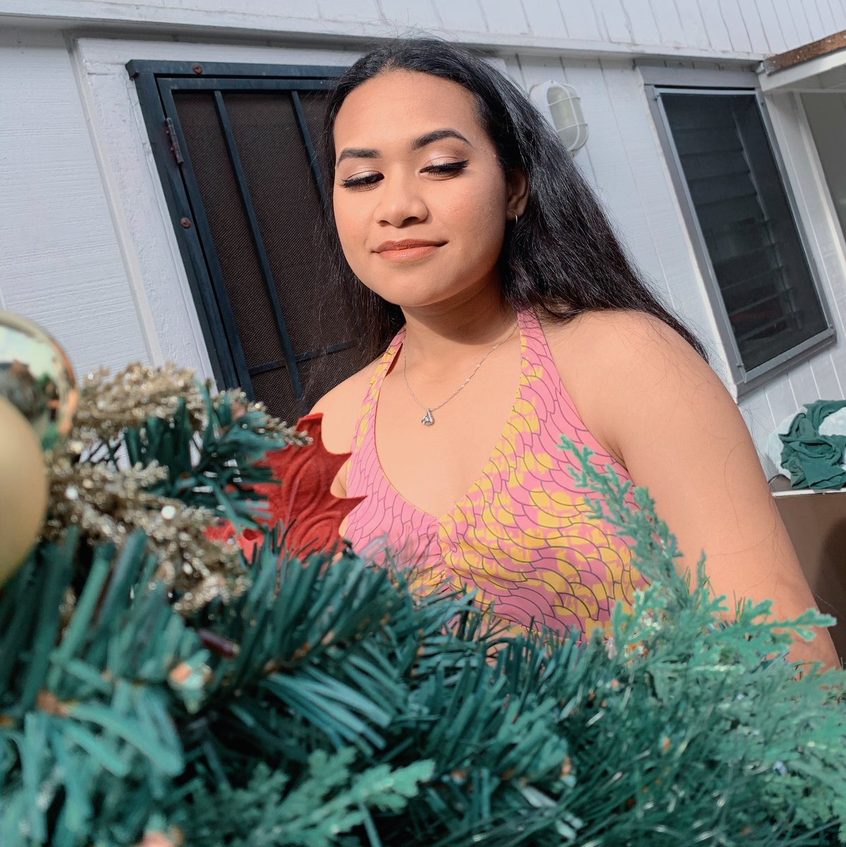 _teingoaa's tweet photo. Had the pleasure of helping my niece get ready for her Senior luau 😍❤️😭 
first time doing a full face on someone other than myself 😬

#FarringtonSeniorLuau2019 https://t.co/fHPPYMdWa6