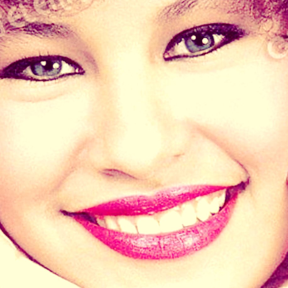 livin_selena's tweet photo. #Selenaquintanillaperez #Selena #selenaxamas #selenaquintanilla #selenavive #selenaq #selenaylosdinos @lubidi_bombom @Selena_Country @SelenaFlorDeTX @LeyendaSelena @AnythingRSelena @SQSuperfansYT @LoveSelenaCom @LaReinaSelena @TeamSelenaQ https://t.co/B17nXnla2u