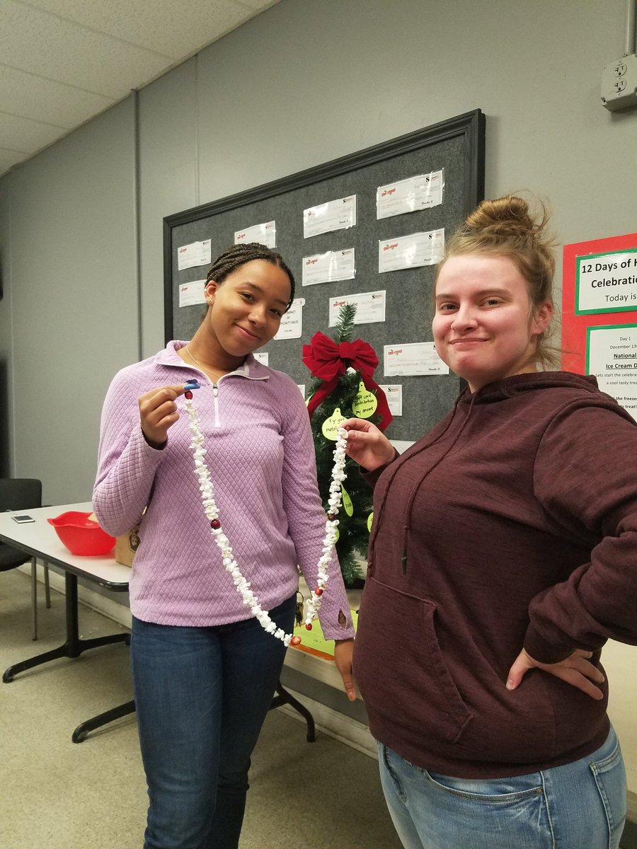 We got some popcorn stringing going on here <a href="/NEToledoTHD/">Toledo THD-Alexis Rd</a> 3848. #12daysofholidaycelebration #MWDEC2019 <a href="/ericjroll/">Eric Roll</a> @AsalazarHD3848 <a href="/SeanMatson_THD/">Sean Matson</a> <a href="/holli_depot3848/">Holli Reynolds</a>
