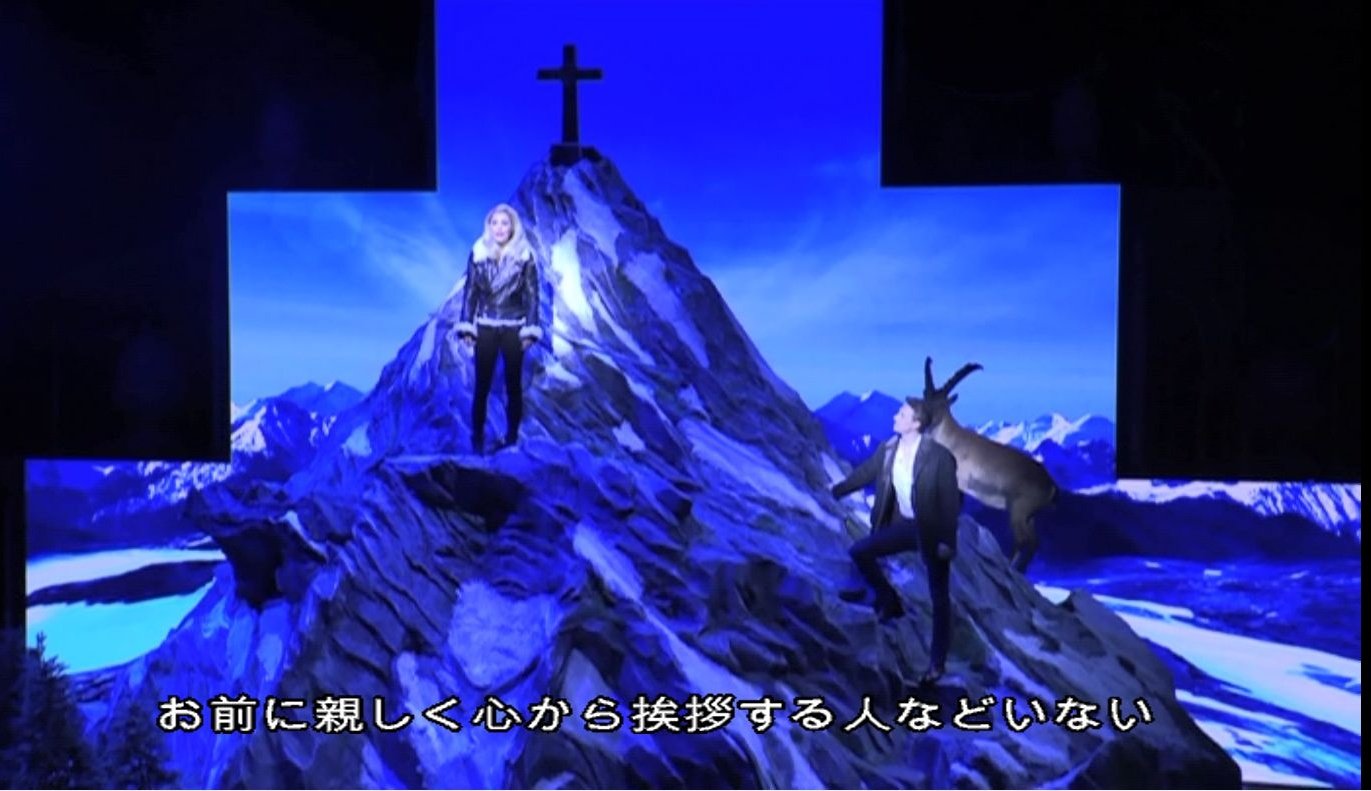 Hyoro ウィーン 更に歌の3つ目のフレーズ 親しく心から挨拶する ってあるけど ここはvor Jemandem Den Hut Ziehen 帽子をとる って慣用表現で 意味は 敬意を表す 英語ではshow Reverence Respectに近く 英語字幕ではdoff His Hat 斜陽の