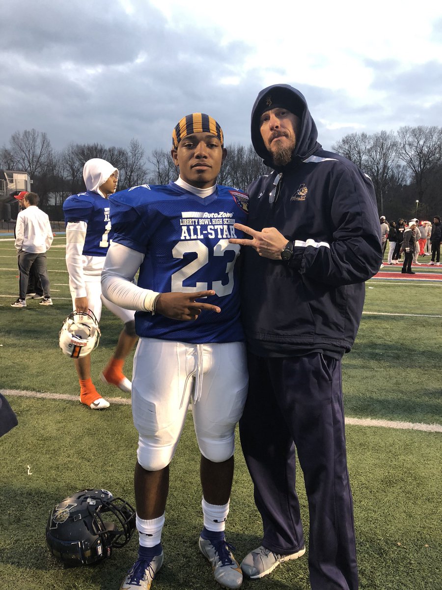 coach_nelson83's tweet photo. Shout out to @MitchFaulk23 who represented @tigersarlington and @ACS_System with a great performance at running back! #proudcoach #tigerpride https://t.co/mkQdUbwK5A