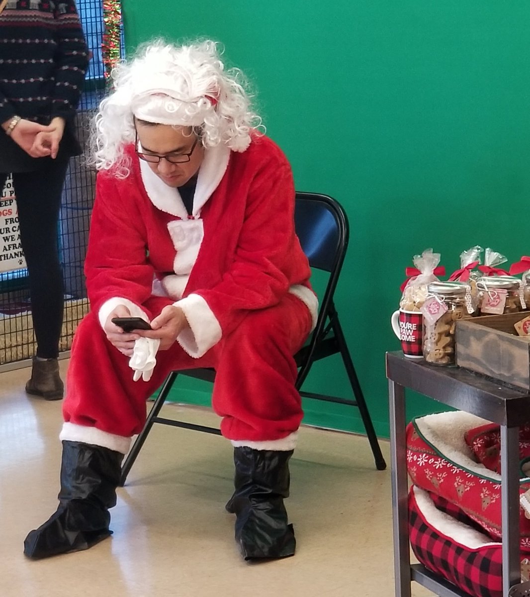 PSTC_911's tweet photo. @Petco your redwood city, ca Santa might need some training. Not quite a Santa look, no interaction with guests. Kinda upsetting, many kids confused... https://t.co/e9K7L44gZX