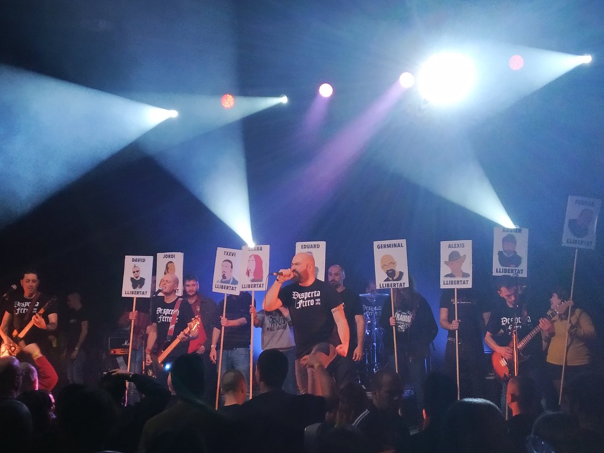 cancapablanca's tweet photo. Ara mateix per les #presespolitiques i amb les @Detingudes23S. Els companys de @DF_Crew cantant-vos. La Nau plena amb totes vosaltres i les vostres famílies https://t.co/0JLyCrcOaF