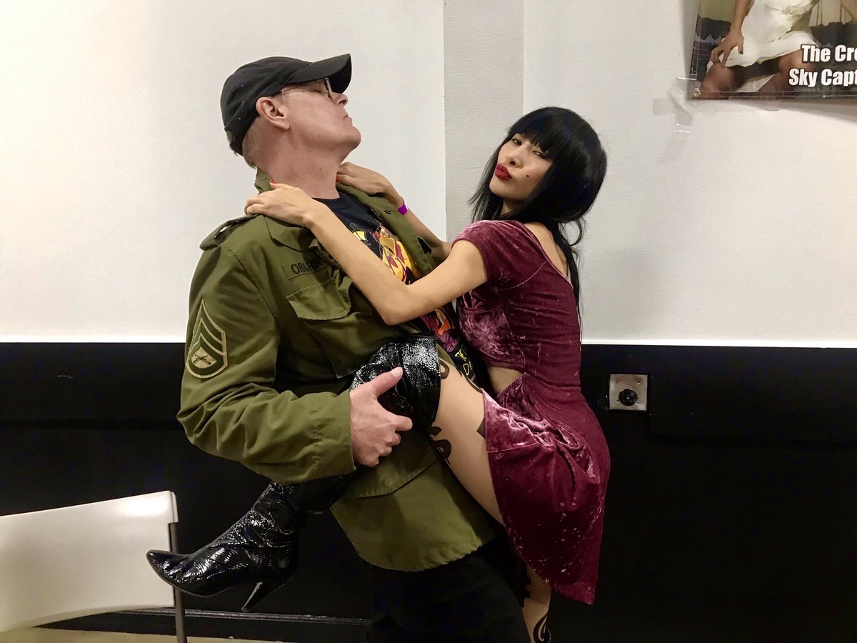 RealBaiLing's tweet photo. How is your #weekend So far my friend? #fantastictime #chicocon alwaysmuch #fun 2be withmyfriend the #creator of #thecrow #jamesobarr , he always wants to take photos with me like this kind of #dance https://t.co/SbfBta9bqE #bailing #hollywood #chicocon #白灵 #好莱坞 #comiccon https://t.co/QO7xoYXXNd