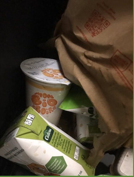 45Bernardo's tweet photo. Eh @ubereats_fr , c'est normal qu'une commande arrivée 1h en retard avec les liquides renversés, toute la commande qui baigne dedans et que j'ai du coup refusée - me soit facturée et non remboursée (malgré 10 échanges avec le sav robot)?
À quel moment vous considérez le client? https://t.co/8VDsl9c1mz