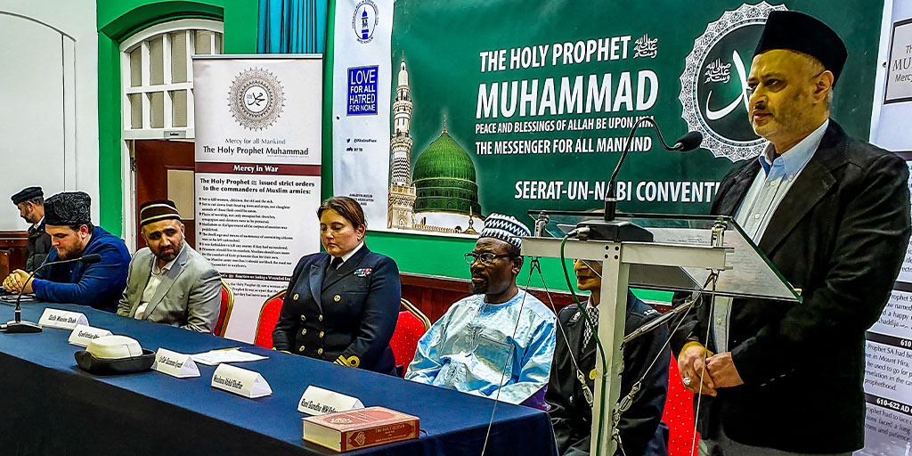 amea_wm's tweet photo. 𝗦𝗲𝗲𝗿𝗮𝘁-𝘂𝗻-𝗡𝗮𝗯𝗶 Convention hosted by #PressAhmadiyya 𝗠𝘂𝘀𝗹𝗶𝗺 𝗘𝗹𝗱𝗲𝗿𝘀 𝗔𝘀𝘀𝗼𝗰𝗶𝗮𝘁𝗶𝗼𝗻 held at 𝗗𝗮𝗿𝘂𝗹 𝗕𝗮𝗿𝗮𝗸𝗮𝘁 𝗠𝗼𝘀𝗾𝘂𝗲, 𝗕𝗶𝗿𝗺𝗶𝗻𝗴𝗵𝗮𝗺 exploring the life &amp; teachings of Holy Prophet 𝗠𝘂𝗵𝗮𝗺𝗺𝗮𝗱 SAWW – The Messenger of Peace. https://t.co/klEvWrWTTr