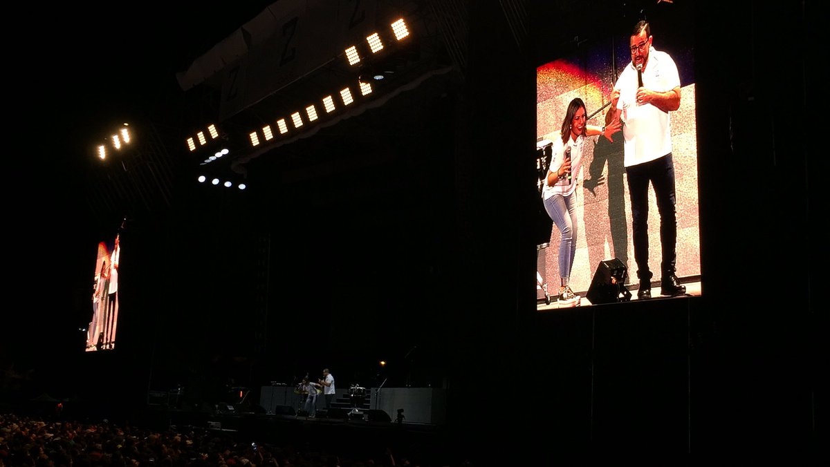 Que guapos mis amigos <a href="/mariarenepy/">María Renée Pérez</a> y <a href="/MarioVallar/">Mario Vallar</a> animando al público previo a <a href="/CHAYANNEMUSIC/">CHAYANNE</a>