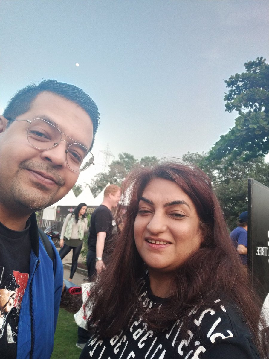 Arpana's tweet image. #U2India #U2TheJoshuaTree2019 @U2 with my friend of 33 years 😁 @Darth_SidS