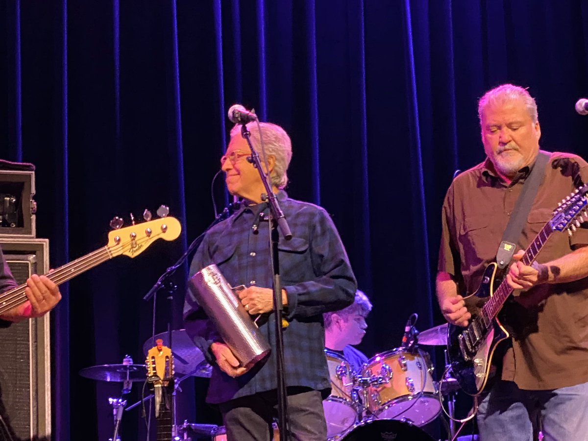 stuartrosen's tweet photo. They had me at @vulfpeck’s @corywong covering “Christmas is Coming” from A Charlie Brown Christmas.  Add in @SaraBareilles killing and @LosLobosBand doing likewise, and it was just another insanely great night at @livefromhereapm. https://t.co/Br9QHymCpg