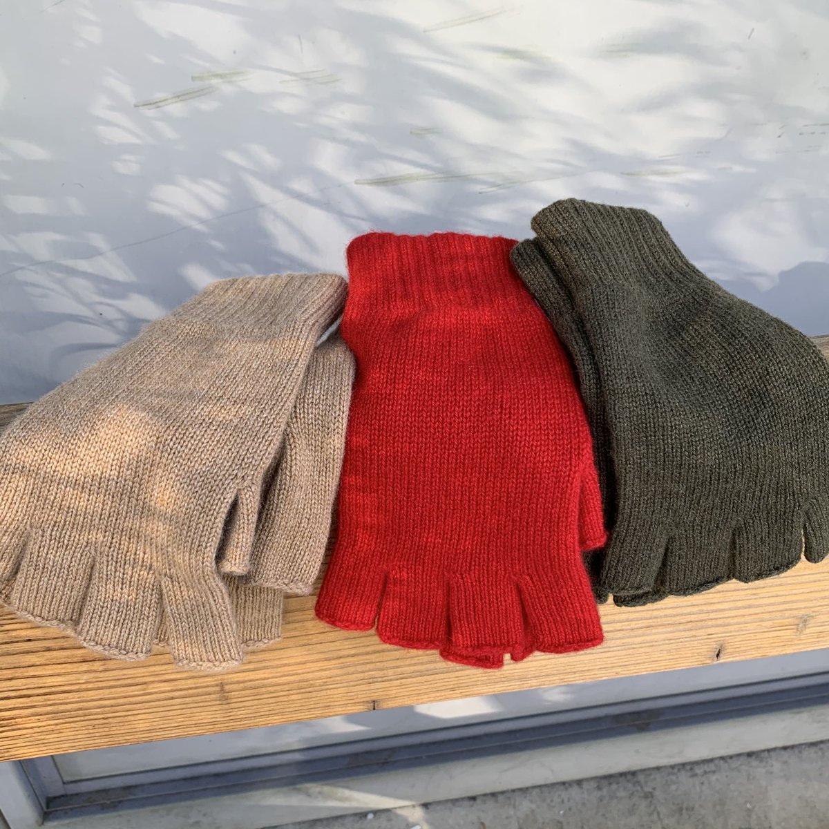 1ldk Apartments على تويتر 冬の必須アイテムのグローブも 今はフィンガーレスタイプの気分の方も多いのでは Johnstonsのグローブはユニセックス仕様 王室 御用達の高品質カシミヤ素材を贅沢に使用しているので 暖かさと肌触りはお墨付き スマホ操作も楽々です