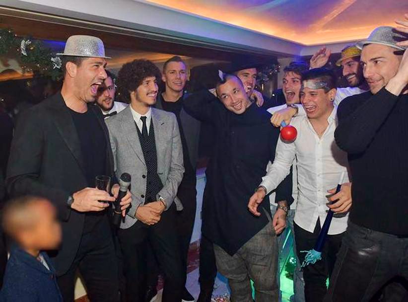 Ser flertalet fotbollslag på Instagram, där spelare lägga ut stories varje dag från sin semester.

ALLA kör samma🙈

Dessa intervaller på stränder &amp; nyttiga måltider. Vi vet att ni är seriösa fotbollspelare det visar ni året om annars.

VÅGA VISA LITE DRAG! NJUT. NI HAR SEMESTER!