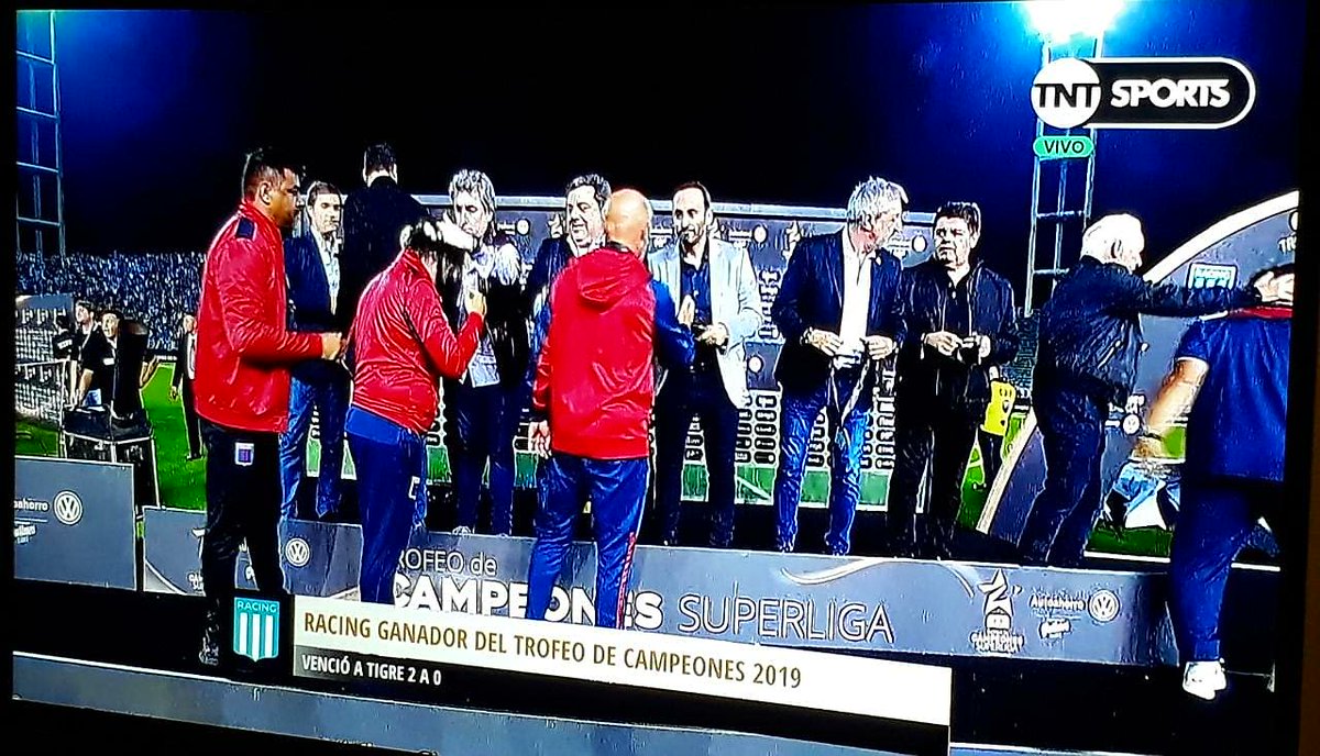 ElFortindeVelez's tweet photo. En su función de dirigente de la @superliga el presidente de #Vélez @Rapisarda1720 estuvo entregando 🥇en el #TrofeoDeCampeones jugado en #MarDelPlata entre #Racing 🆚 #Tigre
#RACvsTIG https://t.co/Z0hatYcoZC