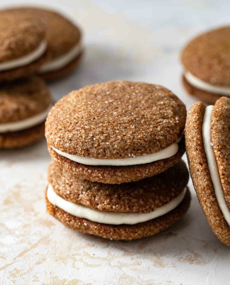 BobsRedMill's tweet image. Soft and chewy pumpkin molasses cookies + tangy cream cheese frosting? 😍 A classic (and oh, so delicious!) pairing. 🤗 If you need us this weekend we'll be busy baking up a batch!

Full Recipe from @bakingaddiction
soo.nr/CK2e

#cookiesandwich #bakedfromscratch