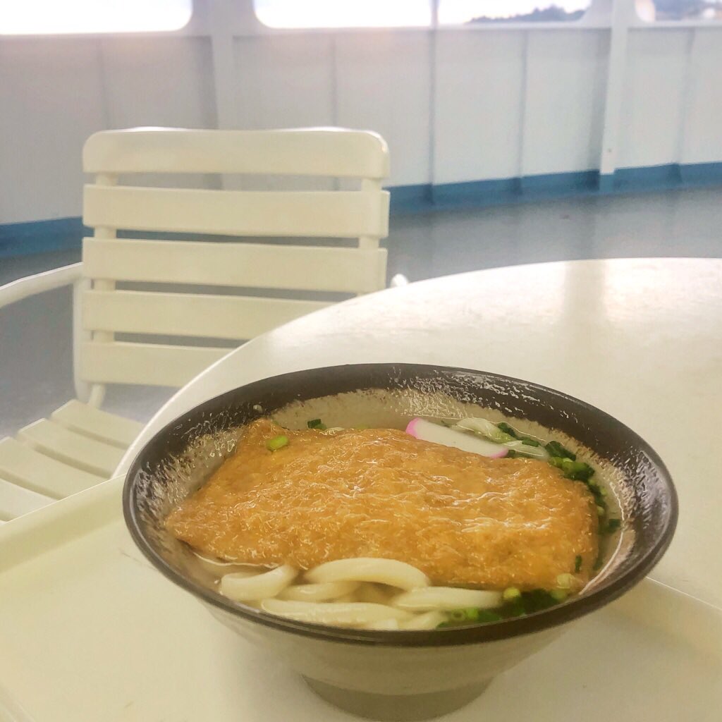 潮風を感じながら、フェリーのデッキでキツネうどん。
連絡船時代から何度も食べてきたけど、今日で宇野・高松航路のフェリーが運行休止なり、もう二度と食べられないのが残念。