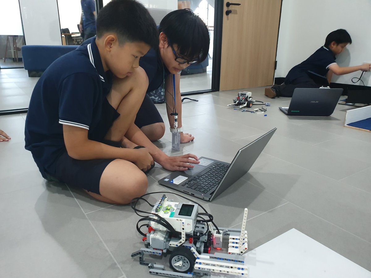 Love to see this moment of learning: peer coaching, sharing, learning by doing, testing, reflecting, evaluating, coding and cross grade-level collaboration in #robotics club <a href="/KISbangkok/">KIS Int'l School BKK</a> <a href="/TimeTechToday/">Time Nualchawee 🐧</a> #KISBangkokICT 
<a href="/LEGO_Education/">LEGO Education</a> <a href="/TeachingSTEM/">Teaching STEM</a>
