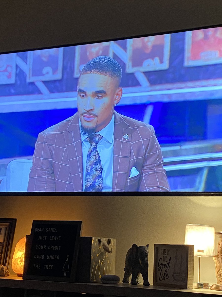 BrittanyAlesa's tweet photo. I will always love @JalenHurts... you are an amazing athlete. You deserve every bit of success this universe brings you. Keep pushing baby boy!! even after college you will always remain a legend! #HeismanNominee #HeismanTrophy #BlackAthlete #byeBama #HelloOklahoma ❤️ https://t.co/Jb3eCmZcrb