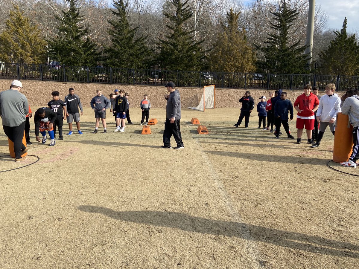 CoachRocBatten's tweet photo. Great day of players getting better at the Ensworth Lineman Camp today!  ⁦@Ensworth⁩ ⁦@EnsworthFB⁩ ⁦⁦@ECampsLeagues⁩ https://t.co/lZEyFO6XRp