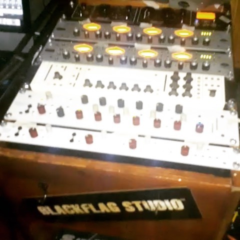 blackflagstudio's tweet photo. Suena bonito @tambobrass en @blackflagstudio #sueltalasperillasfarfan @ignitusfarfax @charlythedog_drakocerro  #sessionikeike @culturas_tarapaca https://t.co/O9pjvG78tK