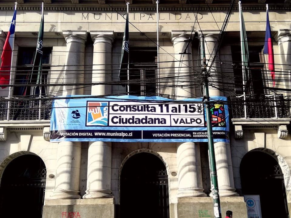 JorgeSharp's tweet photo. Valparaíso es la primera comuna que en la Consulta Ciudadana llega a los 50.000 votos.

A la fecha, es la ciudad con más participación en Chile.
Es la ciudad donde más jóvenes menores de 18 años han participado.

Y aún queda un día de votación.

¡Valparaíso despertó y participa! https://t.co/elPJolupJJ