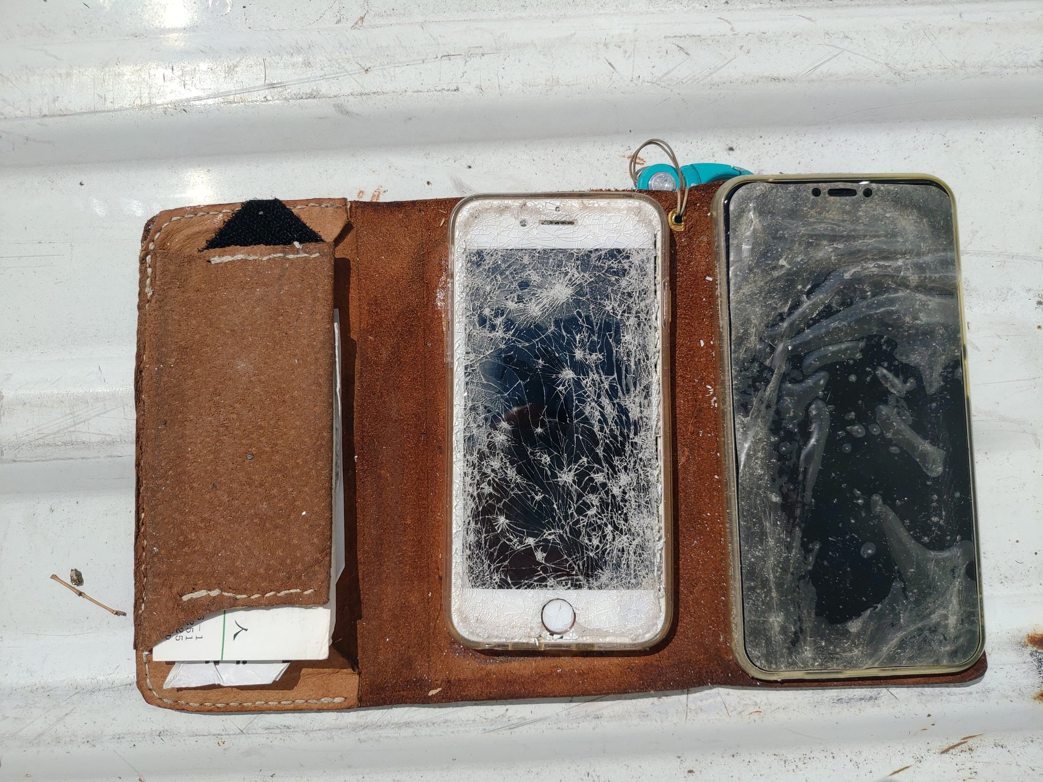 おおかみ Modame Bomber Gato Peng A 近い線行ってたかも Iphone 7と Android 2台持ちにしていて一つに纏めたホルダー作ったら 台風の日呼び出された途中で落として踏まれて両方全損wwww T Co Vyl8qnkyax Twitter