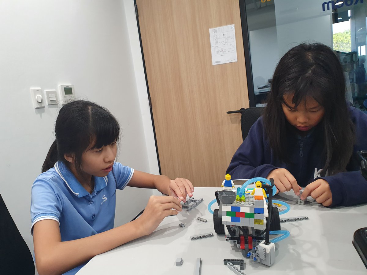 This may be good evidence of how art is integrated into STEM and becomes #STEAM. These girls <a href="/KISbangkok/">KIS Int'l School BKK</a> creatively designed their robot with more fancy looks and functions rather than just a SumoBot. #robotics <a href="/TimeTechToday/">Time Nualchawee 🐧</a> #KISBangkokICT <a href="/LEGO_Education/">LEGO Education</a> <a href="/TeachingSTEM/">Teaching STEM</a>