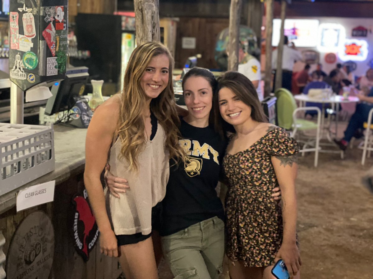 thefriendlyspot's tweet photo. #FriendlySaturday #GoSpursGo #gofriendsgo #veryfriendly #cocktailsontap #craftbeer #friendlyeats #southtown #southtownsatx https://t.co/w9bLslMNP7