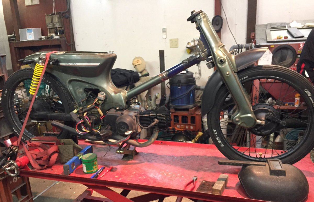 216moto おいちゃん フレームを水平にし レーザーにて 計測しつつ 歪まないように 溶接をば 赤い線はレーザーよ 仕事柄上 お客様に安心を届ける為 数値は大事 チェーンライン タイヤのセンター出しは しっかり計測 最後は目件とで修正をば ホント
