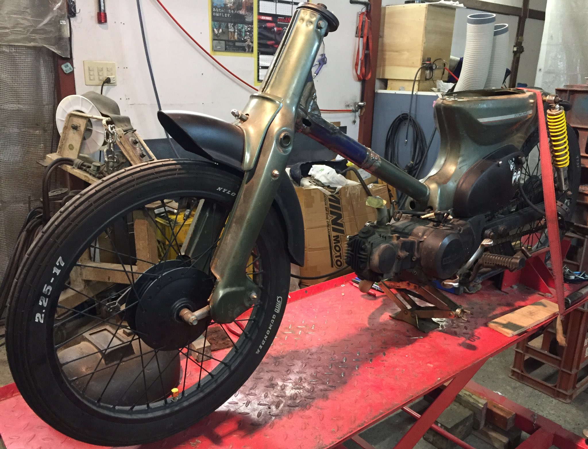 216moto おいちゃん ばっつすネック延長の 溶接も終わり 最後味付けに ネック角度を ノーマルからプラス 10度寝かせ よりカスタマイズをば いい感じのフレームに 作業後 お腹にやさすぃ ダーヤマのどんうーで 鍋焼きうどんをば スーパーカブ