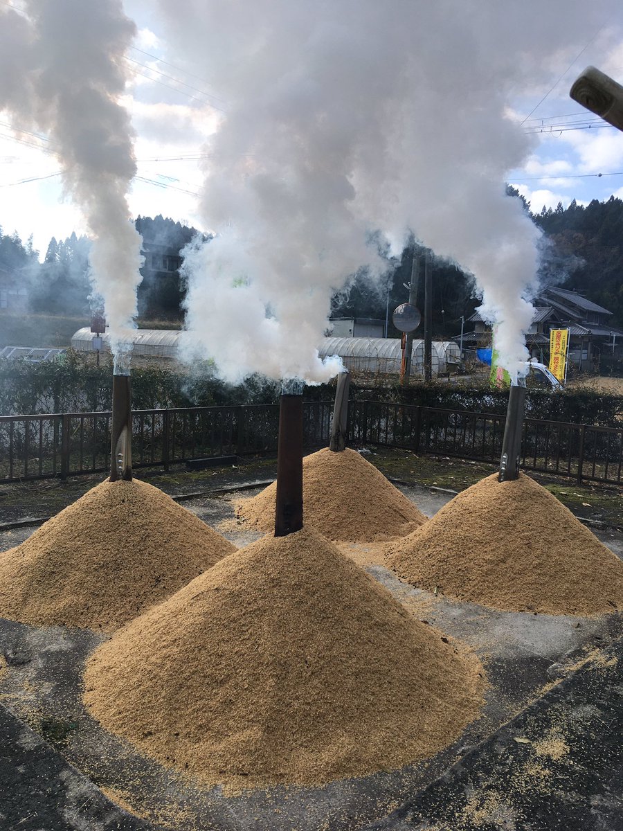 inasabito's tweet photo. 餅つき、準備万端です。輪投げやボーリングもあるよー。本日午後から。 https://t.co/zzl4Pm9cAZ