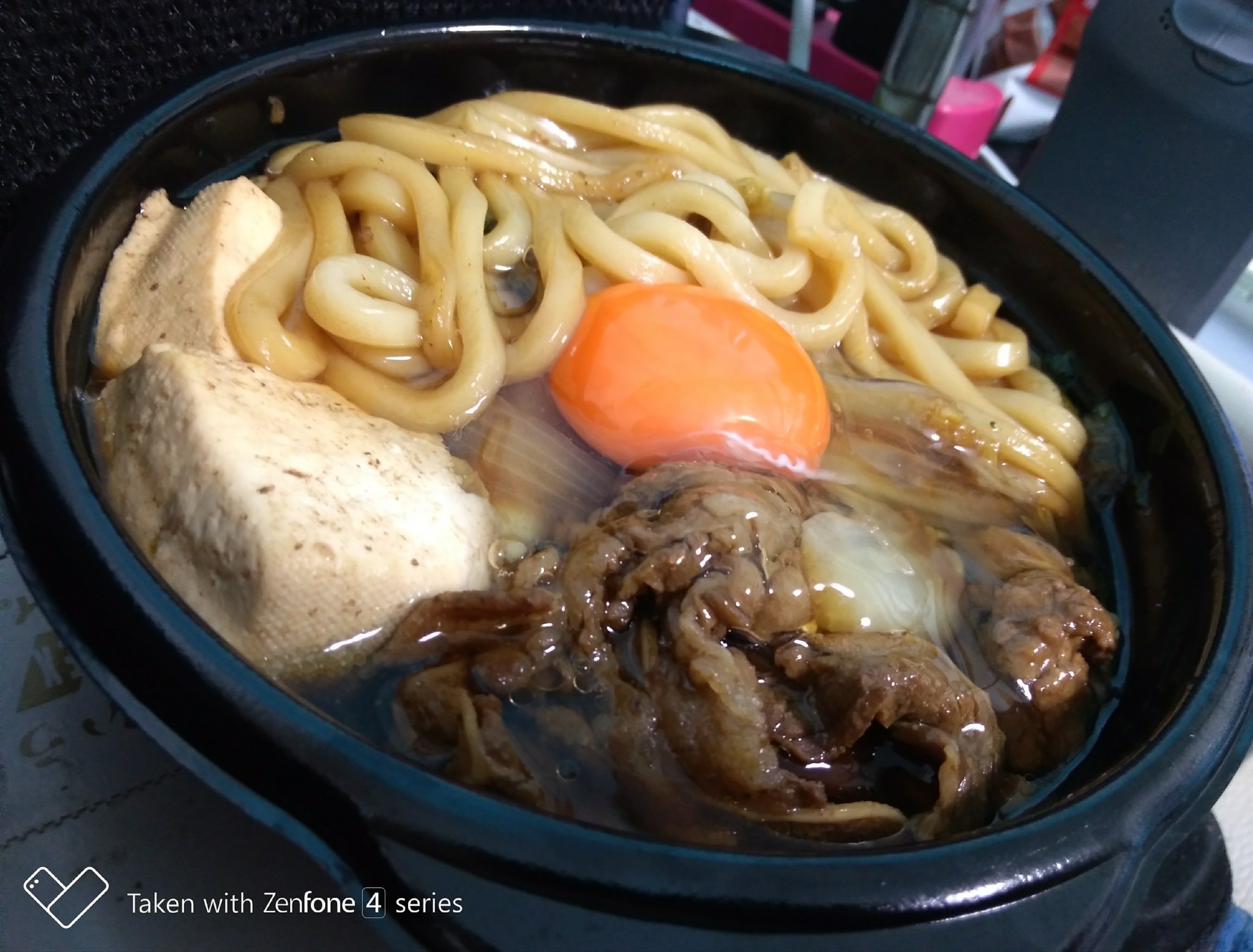 あんこ デンパト応援団 今日のお昼ご飯はhotto Mottoのすき焼き うどん付き にしましたぁ いま 生卵がついてくるんだけどさ 卵を割って すき焼きにのっけてから気付いた 卵は溶いて すき焼きを卵にくぐらして食べるんだと すき焼き食べるの