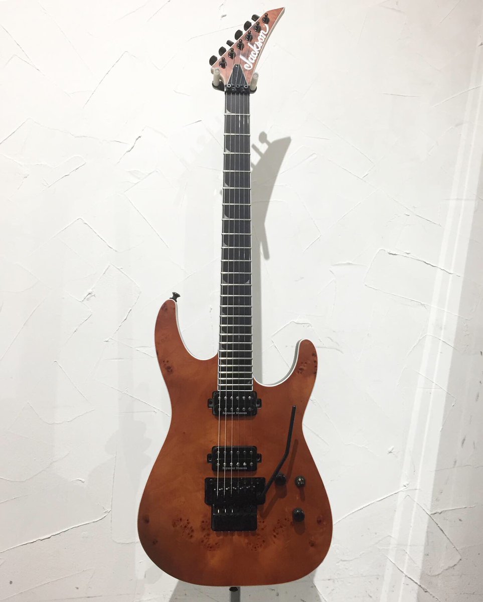 gakkicenter's tweet photo. カルメル・バール・トップという、個性的なジャクソンのソロイストが新入荷しました!🤘
エキゾチックな一本です🌴
#jackson #jacksonguitar #jacksonguitars #soloist #proseries #carmel #poplar #burl #neckthrough #piranhatooth #distortion #metal #heavymetal #hrhm #concordhead #ヘビメタ https://t.co/Mw5LOoEmTS