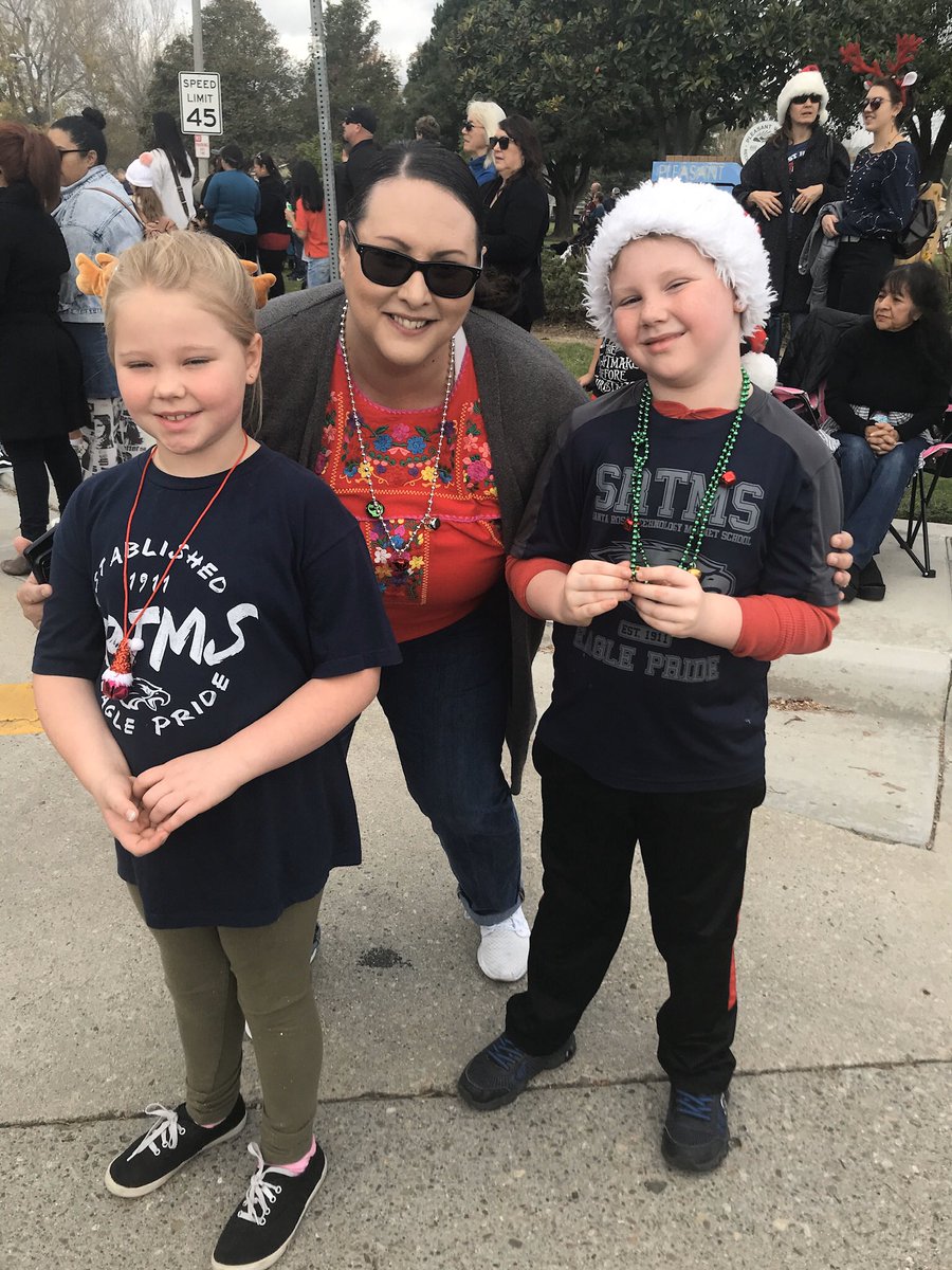 mbennett81094's tweet photo. What wonderful, holiday moments at the Camarillo Christmas Parade with @amramsey13, our principal Kelly Borchard, and my lil ones! This was their 2nd year and they had a blast! @SRTMSEagles @PVSDCamarillo https://t.co/gR7bDo8ivW