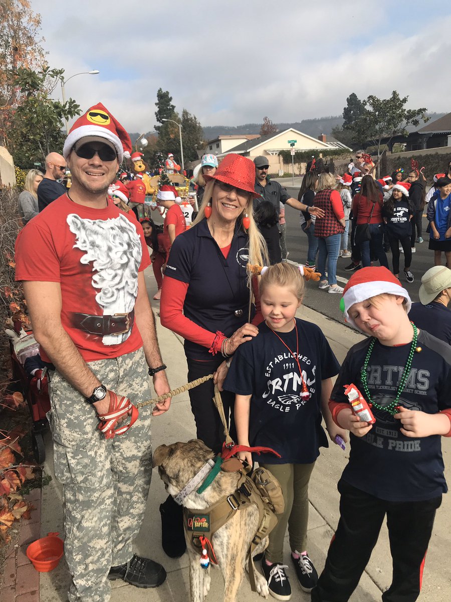 mbennett81094's tweet photo. What wonderful, holiday moments at the Camarillo Christmas Parade with @amramsey13, our principal Kelly Borchard, and my lil ones! This was their 2nd year and they had a blast! @SRTMSEagles @PVSDCamarillo https://t.co/gR7bDo8ivW